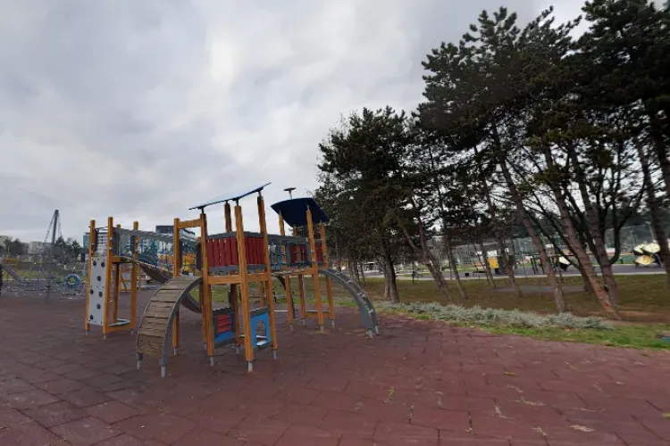 Adolescenți teribiliști în parcurile din Cluj-Napoca! Clujean: ,,Poliția locală este mai preocupată să verifice câte minute staționează mașinile în zonă”