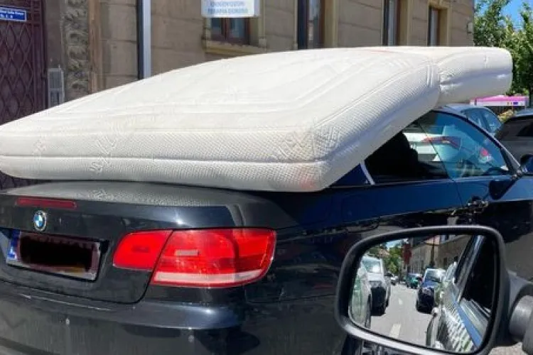 ,,Îi mai știți pe cei cu BMW dar care stau în garsonieră?”- Un șofer din Cluj a circulat liniștit prin trafic cu salteaua pe mașină - FOTO