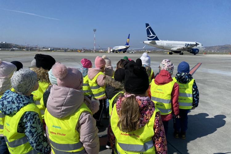 Tururi de vizitare la  Aeroportul Internațional Avram Iancu Cluj. Peste 600 de copii au urmărit decolarea și aterizarea avioanelor