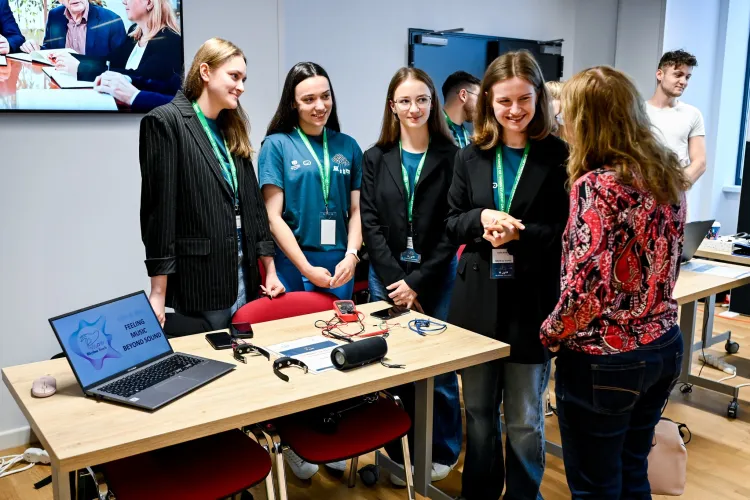 Patru studente din Cluj au inventat o brățară care convertește muzica în vibrații. Le permite celor cu deficiențe de auz să se bucure de concerte 