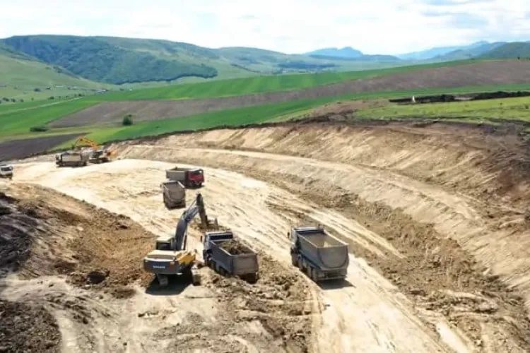 VIDEO Imagini spectaculoase cu lucrările de pe Drumul Expres din Cluj. Se lucrează intens la infrastructura de pasaje, poduri și la viaduct! 