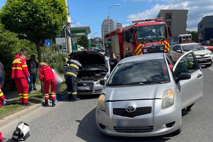 Accident pe strada Frunzișului din Cluj-Napoca! O femeie și un copil de 5 ani, transportați la spital - FOTO