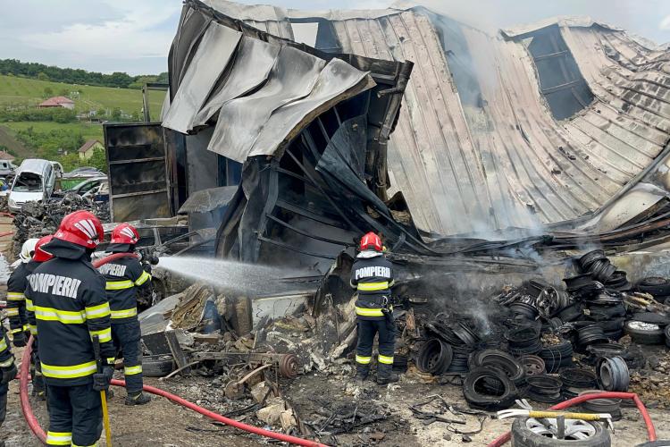 Cluj: Incendiu violent la o hală din Apahida! Pompierii intervin cu trei autospeciale - FOTO