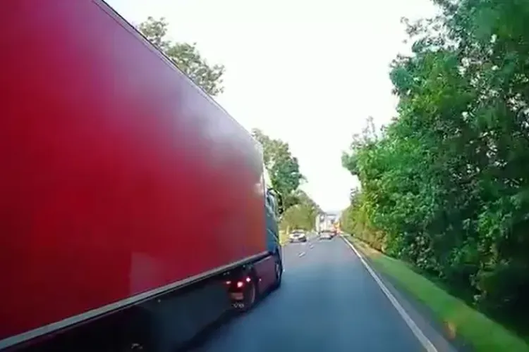 Acest șofer de TIR filmat pe drumul Cluj - Oradea trebuie identificat și oprit. Altfel oameni nevinovați vor ajunge la cimitir! VIDEO