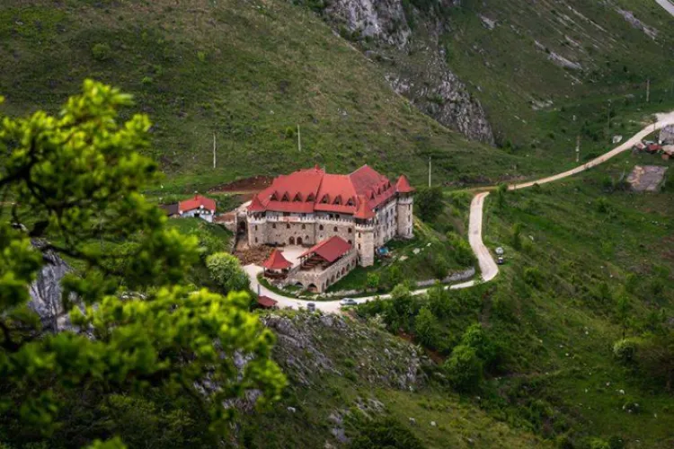 Un castel medieval aflat la o oră de Cluj atrage turiști din toată lumea! Construcția veche de 700 de ani se afla într-o superbă rezervație naturală