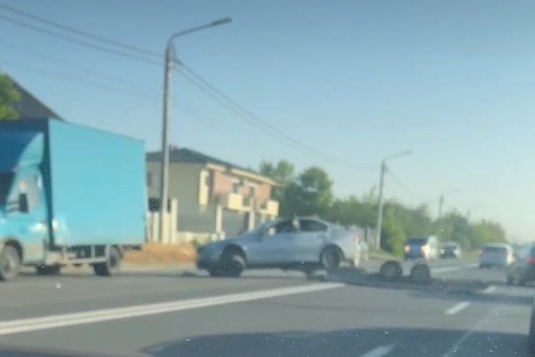 Un accident de circulație cu trei mașini implicate în Jucu în această dimineață. Atenție, se circulă cu dificultate! - VIDEO
