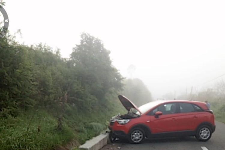 Cluj: Accident între Bobâlna și Răzbuneni! Un șofer a intrat cu mașina într-un cap de pod