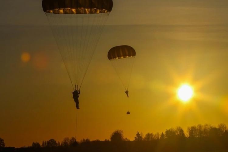 Exercițiu militar de mare amploare la Cluj: Peste 2000 de parașutiști vor fi prezenți la Baza Aeriană din Câmpia Turzii! Circulația pe A3 va fi închisă 