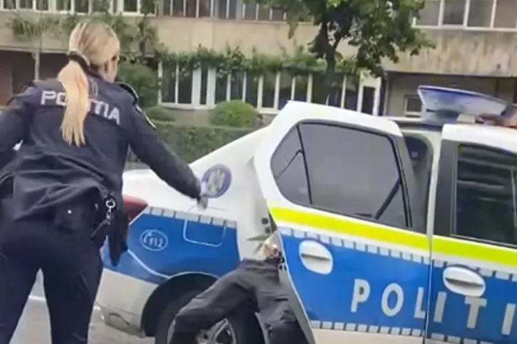 Poliția Cluj o anchetează pe polițista care și-a gazat colegul în timp ce încerca să rețină un scandalagiu - VIDEO