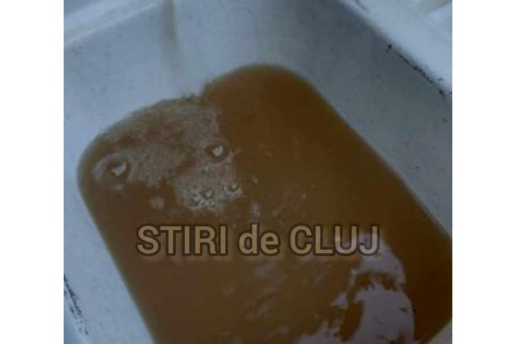 Apă ”potabilă” maro, de coșmar,  la robinete/ Localnicii sunt revoltați împotriva Companiei de Apă: ”Rușine! Voi ați bea apa asta?” -FOTO 