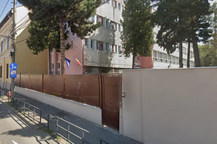 Elevii unui liceu nu pot învăța în liniște din cauza camioanelor care trec prin zonă: ,,Poluare fonică, dar și poluare a aerului de abia mai poți respira