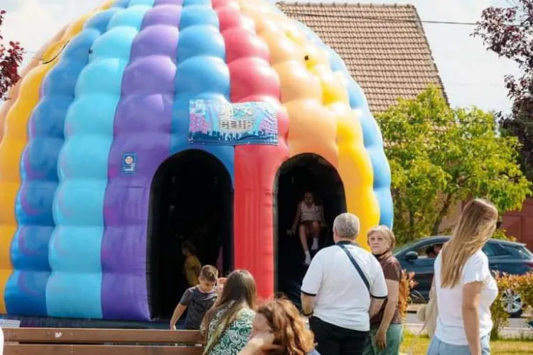 Incident la un festival din Oradea. Șase copii au fost răniți după ce toboganele gonflabile au fost luate de vânt