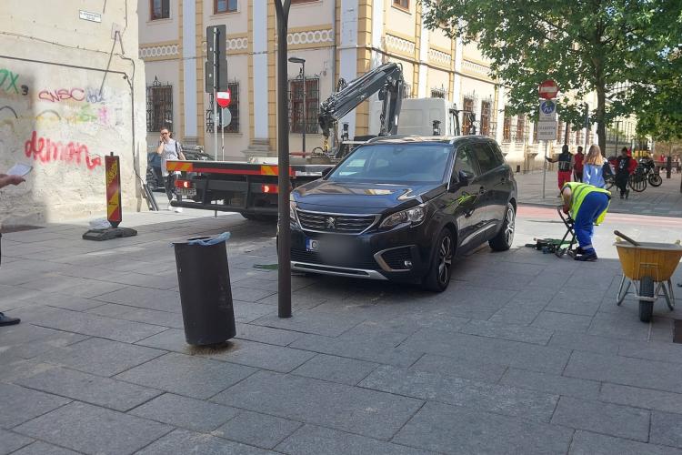 Bolid ridicat rapid de pe o stradă din centrul Clujului: „Oraș de 5 stele, nici pe trotuar nu te mai lasă să parchezi, huo”