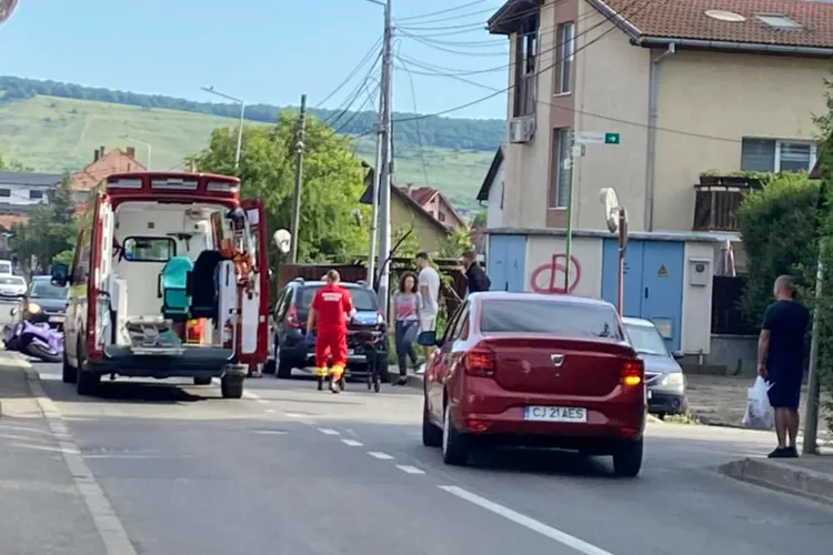 Accident în Florești, Cluj: Un motociclist a fost izbit de o mașină pe strada Cetății. Tânărul de 20 de ani a fost transportat la spital-FOTO