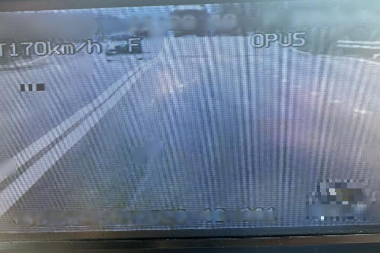 Vitezoman din Maramureș prins circulând cu 100 km/h peste limita legală, pe străzile din Cluj. Tânărul de 23 de ani va rămâne pieton luni bune 