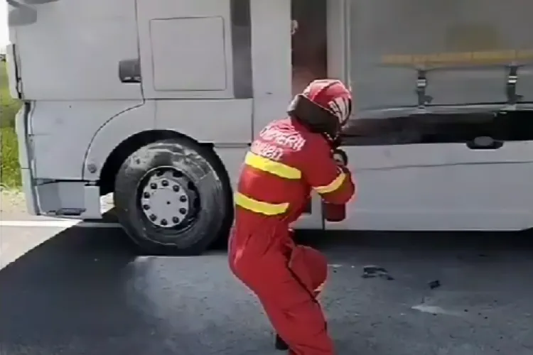 Un TIR a luat foc pe drumul Cluj-Oradea. Primii au ajuns la intervenție paramedicii, care au acționat cu stingătoarele până au venit pompierii- VIDEO