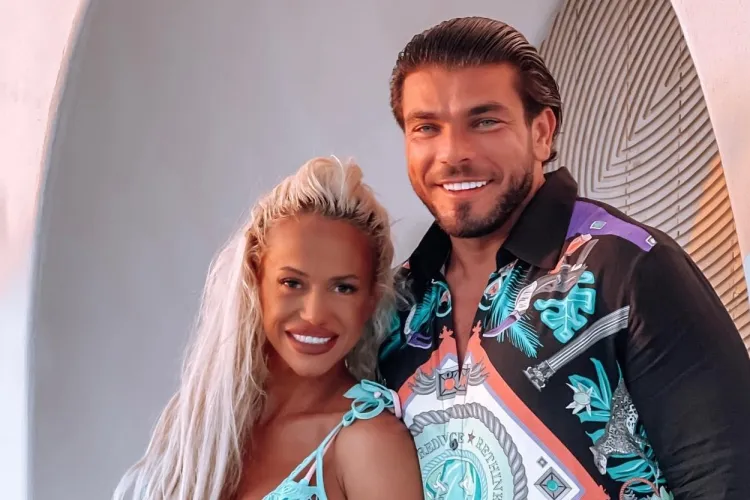 În toiul pregătirilor de nuntă, Anda Adam surprinsă de apariția unor urme de buze de femeie pe geamul mașinii soțului 