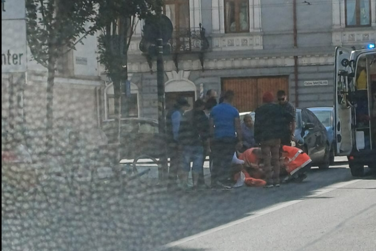 Un biciclist a fost lovit în centrul Clujului, pe strada Coșbuc. Aglomerația și străzile înguste din Cluj-Napoca, pericol public pentru bicicliști!- FOTO