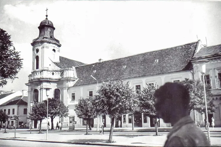 Trecem pe lângă această clădire în fiecare zi, dar câți dintre noi îi cunosc istoria? Cum a „prins viață” Biserica Greco-Catolică din centrul Clujului