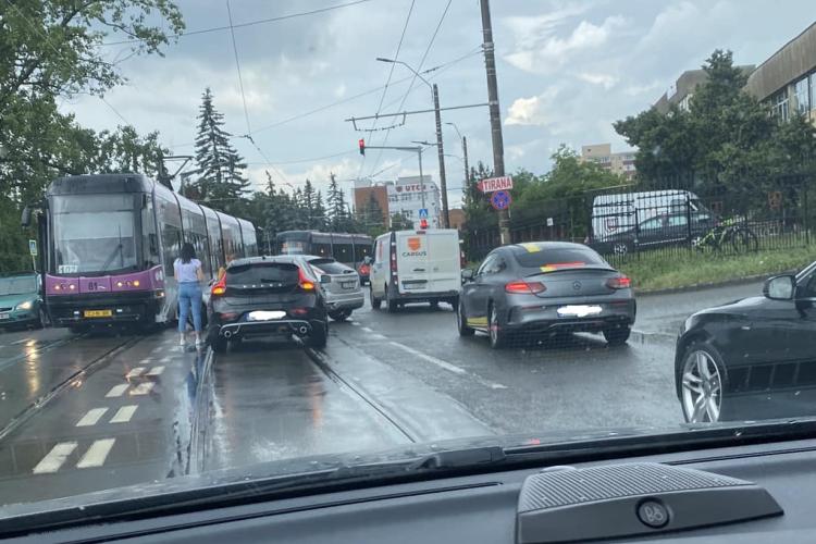 Ploaia le-a venit de hac șoferilor! Tamponare între două mașini și un tramvai pe Bulevardul Muncii - FOTO 