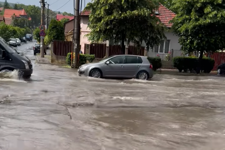 Strada Corneliu Coposu din Cluj, transformată în ”lac” de ploile din această după-amiază. Doar curajoșii s-au aventurat- FOTO VIDEO