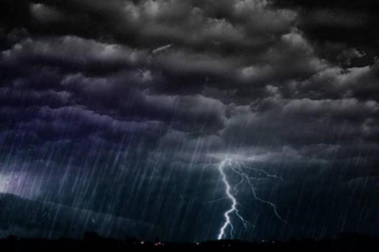 COD GALBEN de instabilitate atmosferică şi ploi abundente în zona de munte a Clujului! ANM anunță averse, descărcări electrice și grindină