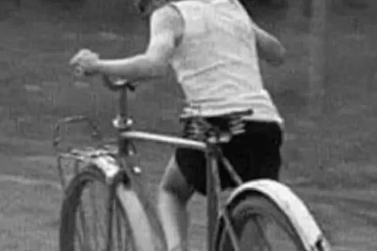 Redescoperind trecutul: Nu mulți pot înțelege această fotografie! Vremurile când copiii de pe o stradă întreagă împărțeau o bicicletă au apus- FOTO