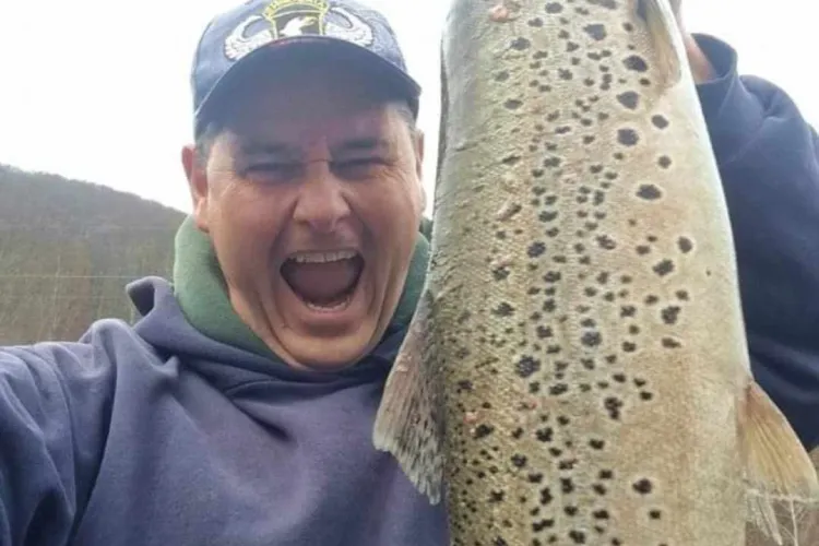 Păstrăv uriaș capturat într-un lac din Cluj. Pescarul este cunoscut în zonă drept Regele Păstrăvului din Ardeal!