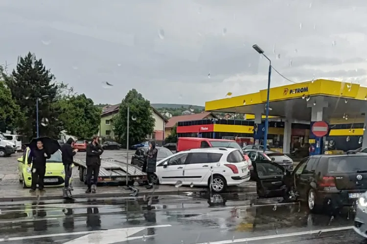 Accident pe Calea Baciului din Cluj-Napoca în zona Petrom. Al doilea accident în Cluj în câteva minute. Atenție, se circulă cu dificultate!- FOTO