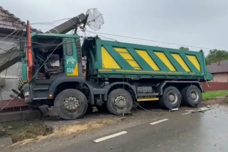 Un șofer aflat la volanul unui camion a intrat în gardul unei case, într-o localitate din Cluj. Un stâlp de electricitate a căzut în urma impactului