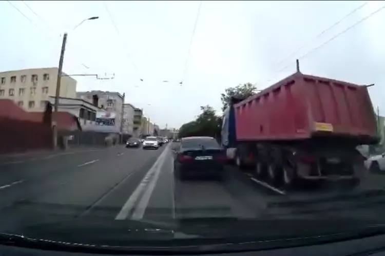 Șoferul unui BMW îi ia fața unui clujean pe Bulevardul Muncii din Cluj-Napoca, strecurându-se inconștient pe bandă în ultima secundă- VIDEO