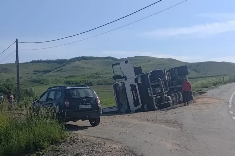 Accident Cluj- Un TIR s-a răsturnat la ieșirea din Cojocna, după ce șoferul a pierdut controlul volanului- FOTO