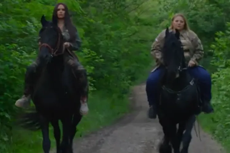 Șoșoacă dă ”lovitura” în muzică. Își lansează videoclip cu amazoane: Vine Soșoaca, să distrugă cloaca/ Nu puteți rata ȘOȘOACA amazoană- VIDEO