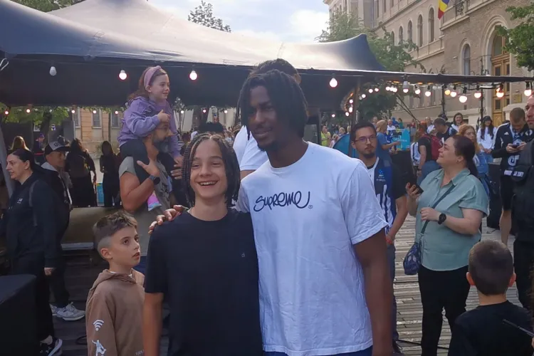 ”Campionii! Campionii” Fiesta în centrul orașului cu jucătorii și suporterii U-BT Cluj VIDEO și FOTO