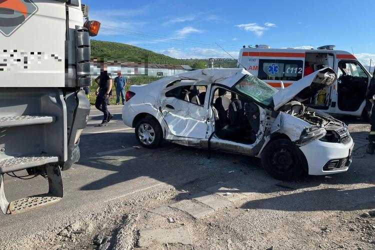 Accident GRAV în Apahida, Cluj!  Doi bărbați au rămas încarcerați și prezintă multiple traumatisme. Unul dintre pasageri a murit-FOTO VIDEO