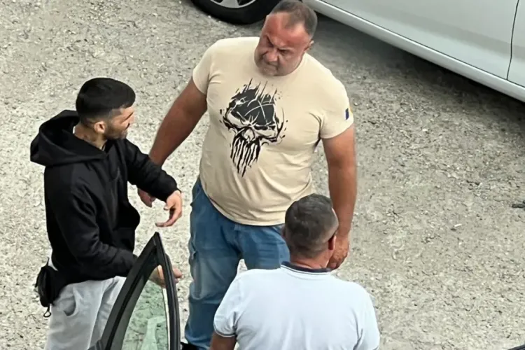 Trei tineri prinși cu substanțe interzise în mașină, în Florești. Unul dintre ei, când a văzut poliția, a aruncat un pliculeț pe geam! -FOTO EXCLUSIV