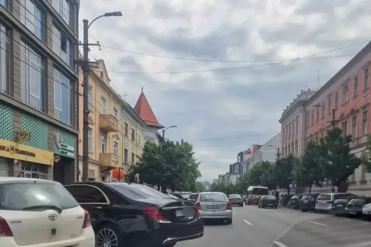 FOTO. Parcare de toată frumusețea pe o stradă din centru! Un clujean pare să-i invite pe șoferi să-i lovească mașina