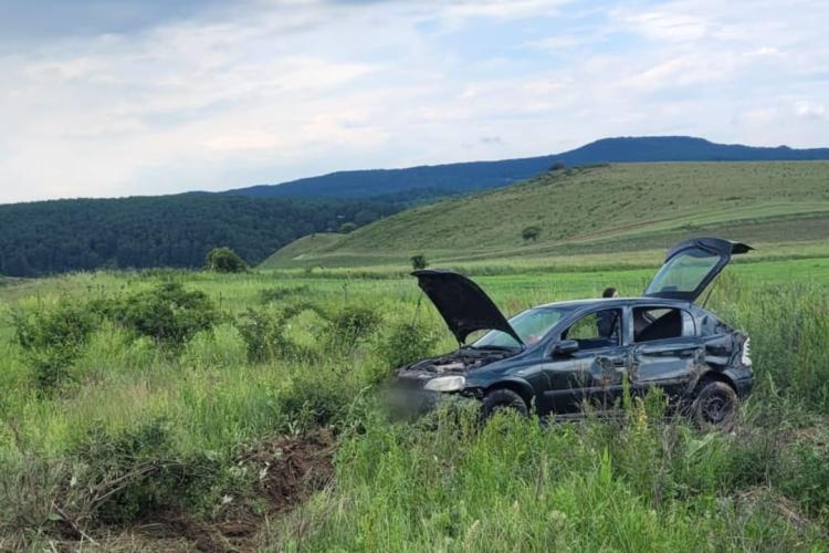 Accident într-o localitate din Cluj: O femeie a fost prinsă sub o mașină răsturnată/Victima, transportată la spital - FOTO