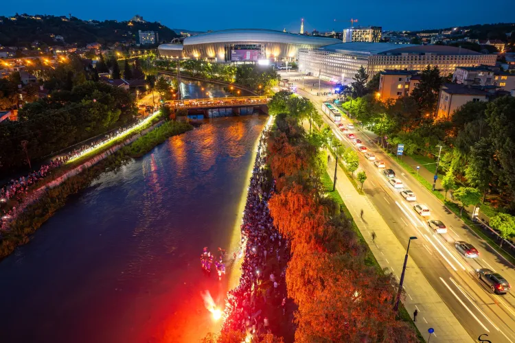 Someșul ca o torță! Cele mai frumoase imagini cu baia în Someș a jucătorilor de la U BT Cluj - VIDEO