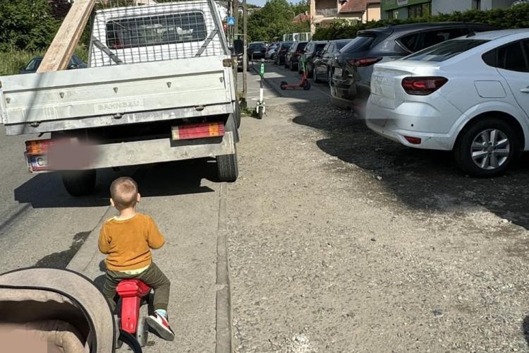 Poza zilei la Cluj:  Mașinile pe trotuar, mămicile cu cărucior pe stradă sau prin parcări - FOTO 