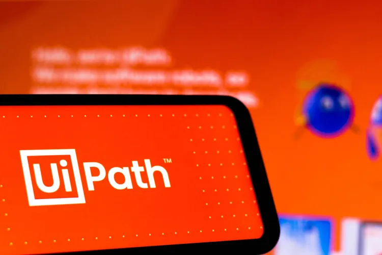 Unicornul românesc UiPath pare să se prăbușească. Acțiunile scad vertiginos, după revenirea lui Daniel Dines la conducerea companiei! 