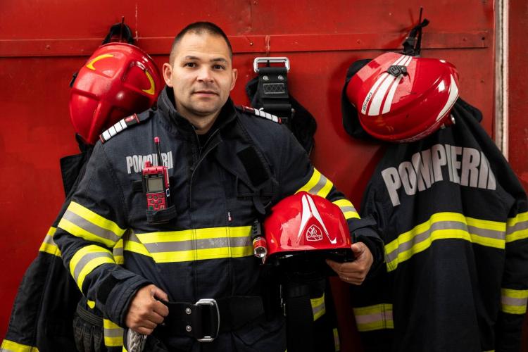 Mândri de el! Un pompier clujean și câinele lui au salvat o cățelușă rămasă captivă sub o casă/ Opt ore au săpat 6 metri de tunel -FOTO 