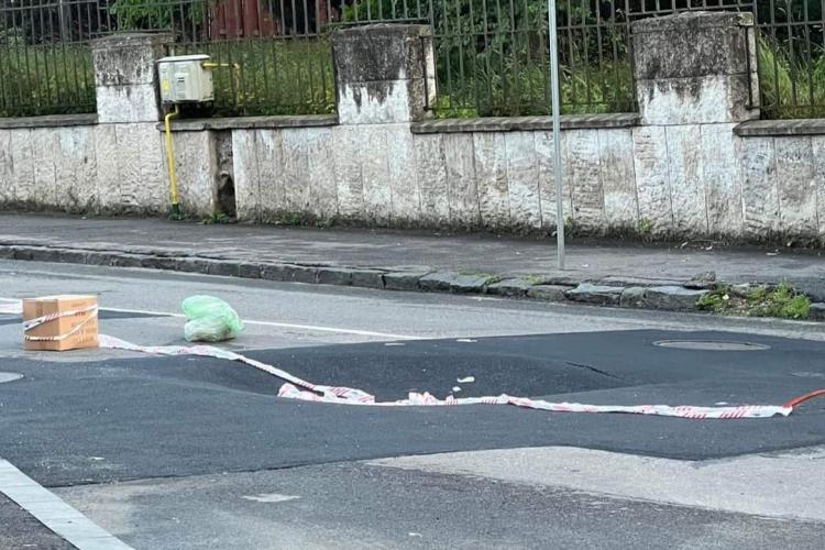 „Nici măcar înainte de alegeri nu-și dau silința”. Într-un cartier din Cluj se surpă asfaltul după o intervenție „proaspătă” - FOTO