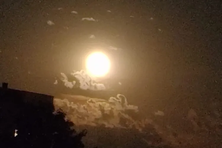 Spectacol nocturn în Cluj! Luna plină i-a incântat pe localnici, care au surprins IMAGINI FOTO superbe