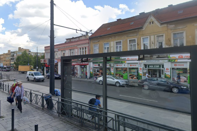 Haos total în Piața Gării din Cluj! Oamenii fără adăpost vând ce apucă și e mizerie peste tot: ,,Băncile sunt murdare și este lăsat foarte mult gunoi”