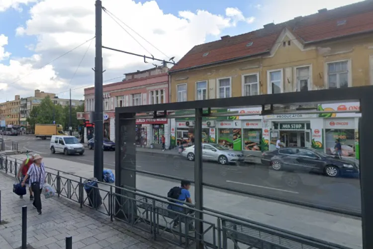Haos total în Piața Gării din Cluj! Oamenii fără adăpost vând ce apucă și e mizerie peste tot: ,,Băncile sunt murdare și este lăsat foarte mult gunoi”