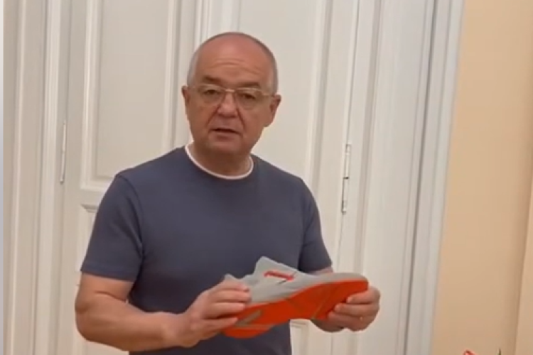 Emil Boc, încă un exercițiu de imagine:  va purta pantofi cumpărați astăzi de pe Oser/ Ce și-a mai cumpărat primarul în ”vizita electorală”-VIDEO 