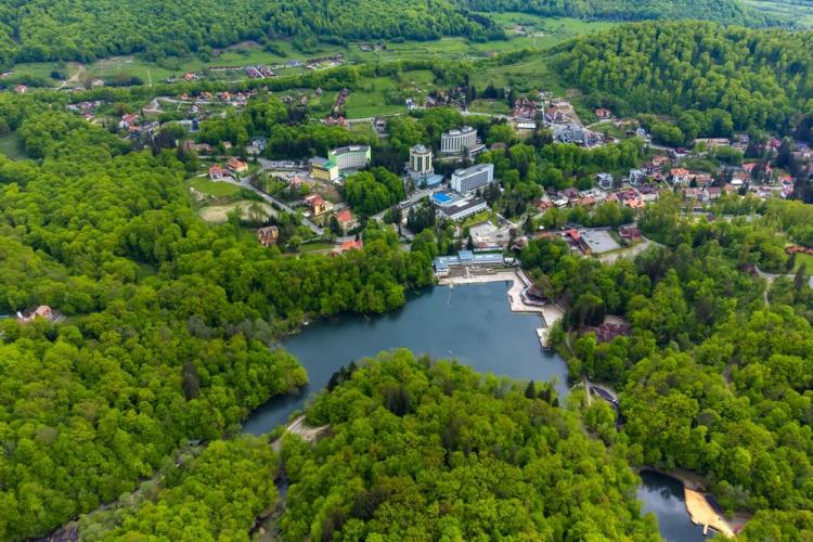 Cea mai cunoscută stațiune din Ardeal rămâne în topul destinațiilor balneare din România! Cât plătesc turiștii pentru cazare în „mica Elveție”