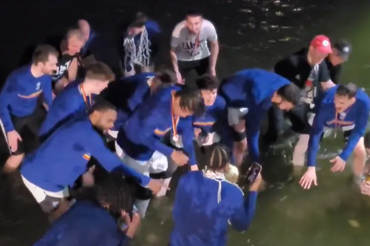 Baschetbaliștii de la U BT au făcut tradiționala baie în Someș după victoria cu Oradea de aseară-VIDEO
