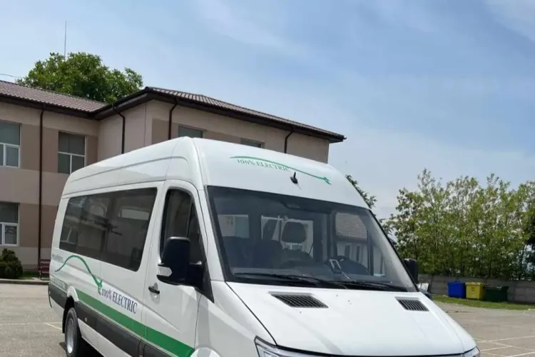 Elevii dintr-o comună din Cluj vor merge la școală cu microbuzul electric 